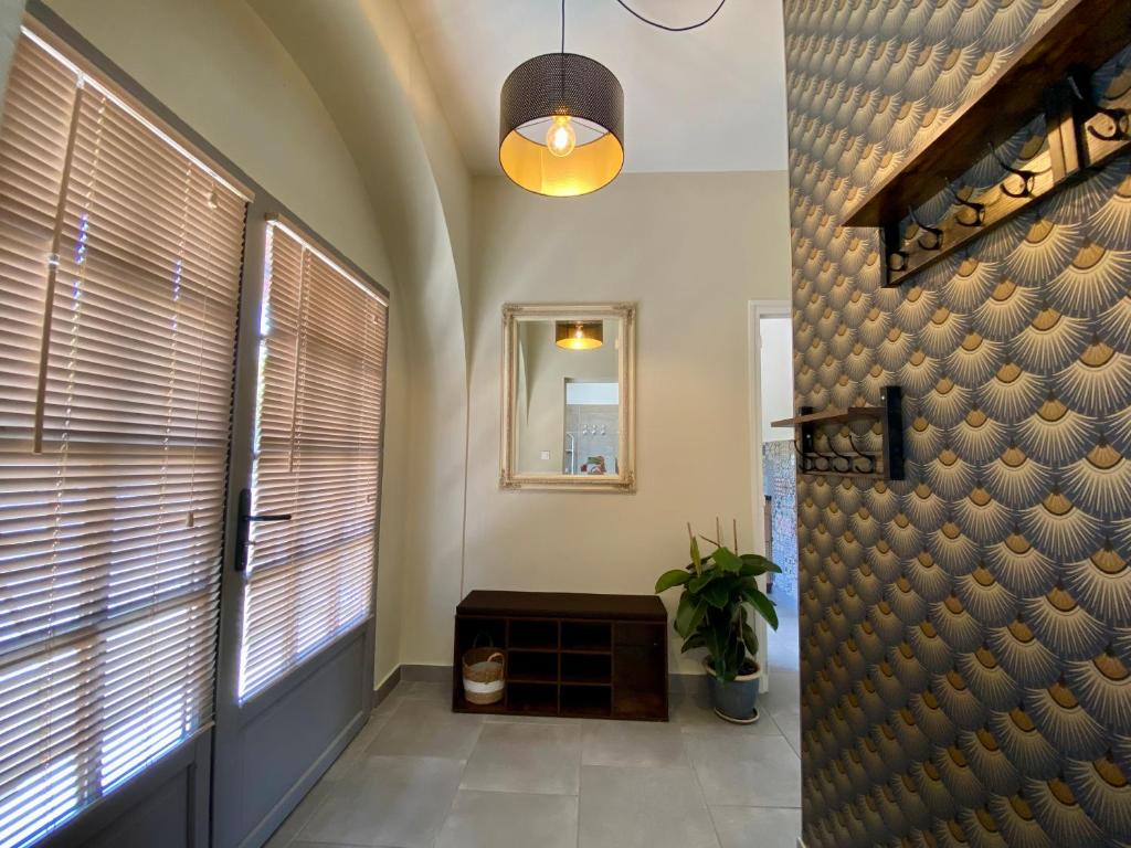 a hallway with a shower and a window with blinds at Le LOUIS 16 - Maison avec jardin in Valence