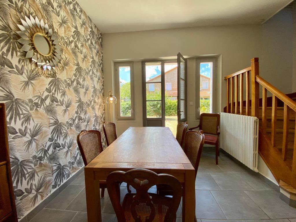 a dining room with a table and a mirror on the wall at Le LOUIS 16 - Maison avec jardin in Valence