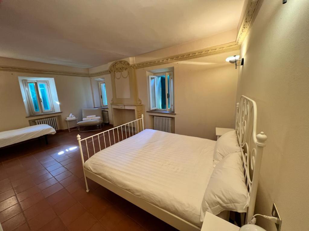 にあるBorgo BiancoMatilde - Locandaのベッドルーム1室(白いベッド1台、窓2つ付)