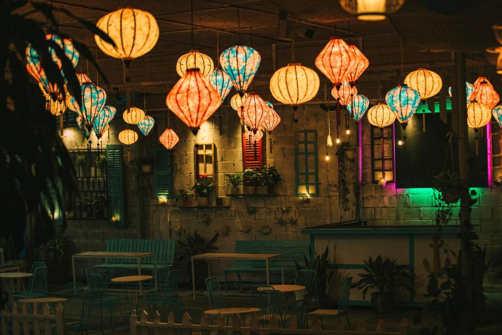 un restaurant avec des lumières suspendues au plafond dans l'établissement Đại Dương La Gi Homestay & Coffee, à La Gi