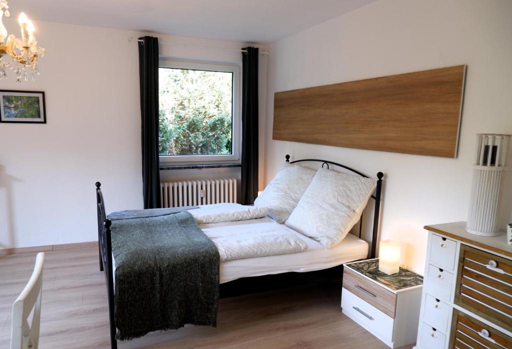 - un salon avec un canapé et une fenêtre dans l'établissement Gemütliches Apartment im Wald - Netflix & Prime, à Marktleugast