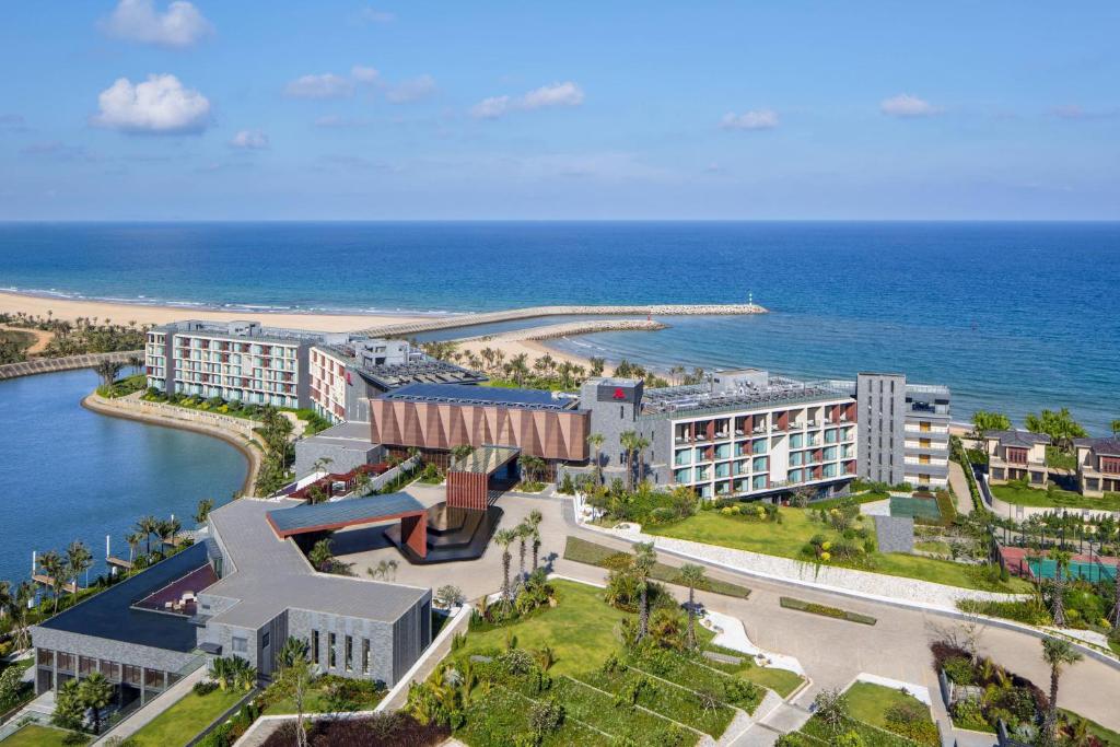 uma vista aérea de um resort perto do oceano em Marriott Resort Xiangshui Bay em Lingshui