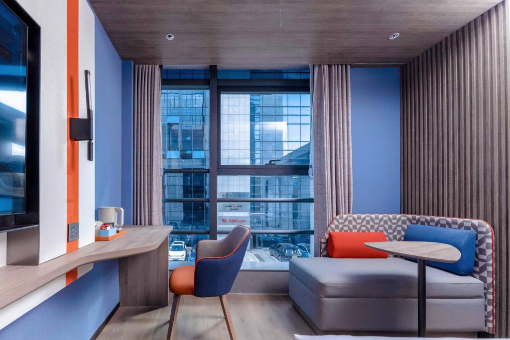 Posezení v ubytování Holiday Inn Express Shanghai Hongqiao Linkong by IHG