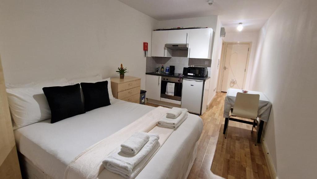 En eller flere senger på et rom på Compact living cosy studio flat in london