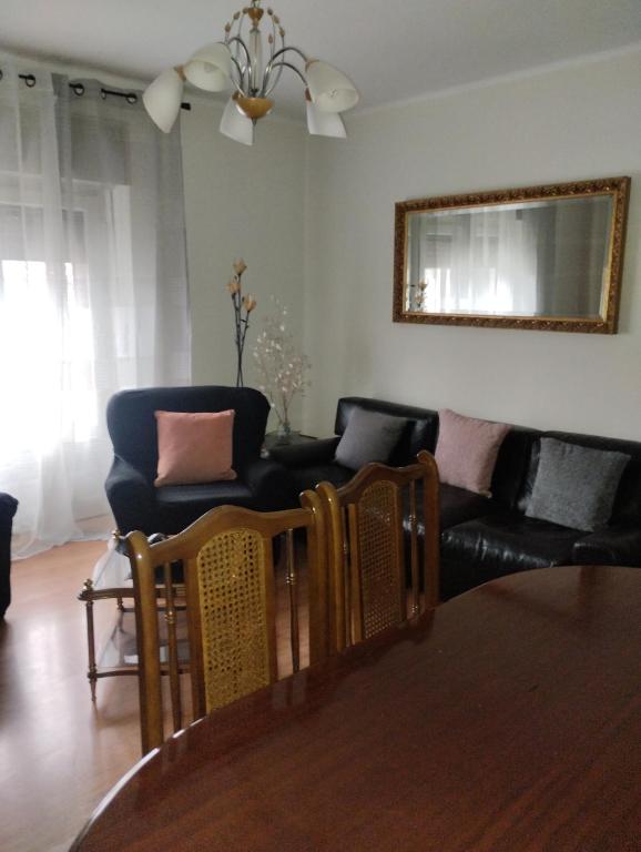 科瓦萊達的住宿－Piso Prado Verde，客厅配有沙发和桌椅