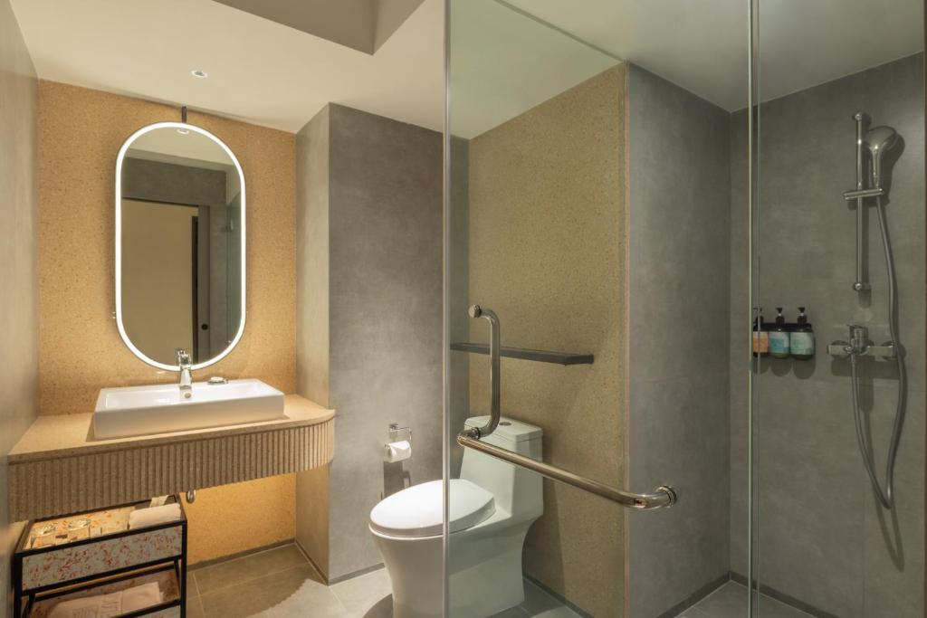 حمام في Herloom Hotel & Residence BSD Tangerang