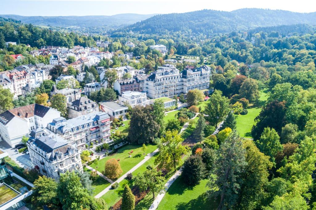 eine Luftansicht einer Stadt mit Bäumen und Gebäuden in der Unterkunft Brenners Park-Hotel & Spa - an Oetker Collection Hotel in Baden-Baden