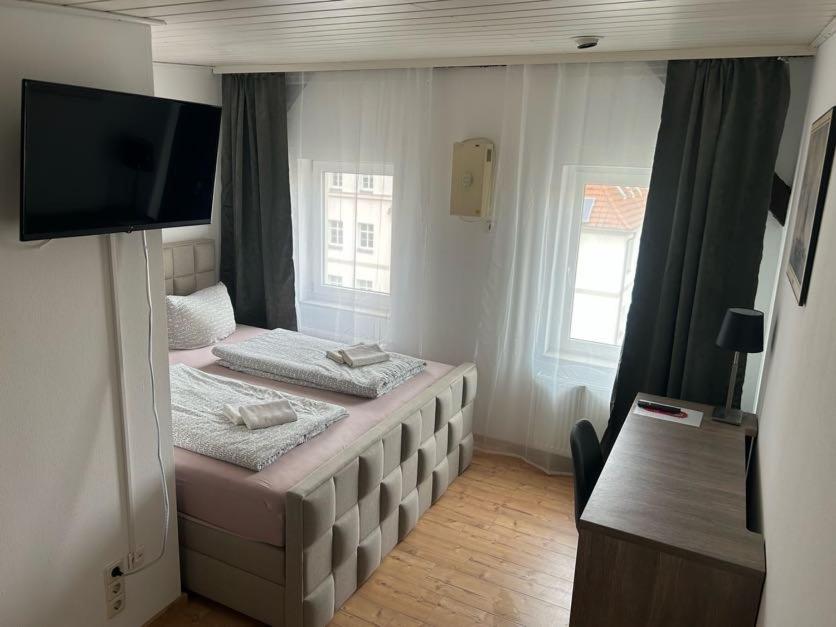 Łóżko lub łóżka w pokoju w obiekcie Pension Sonnenschein