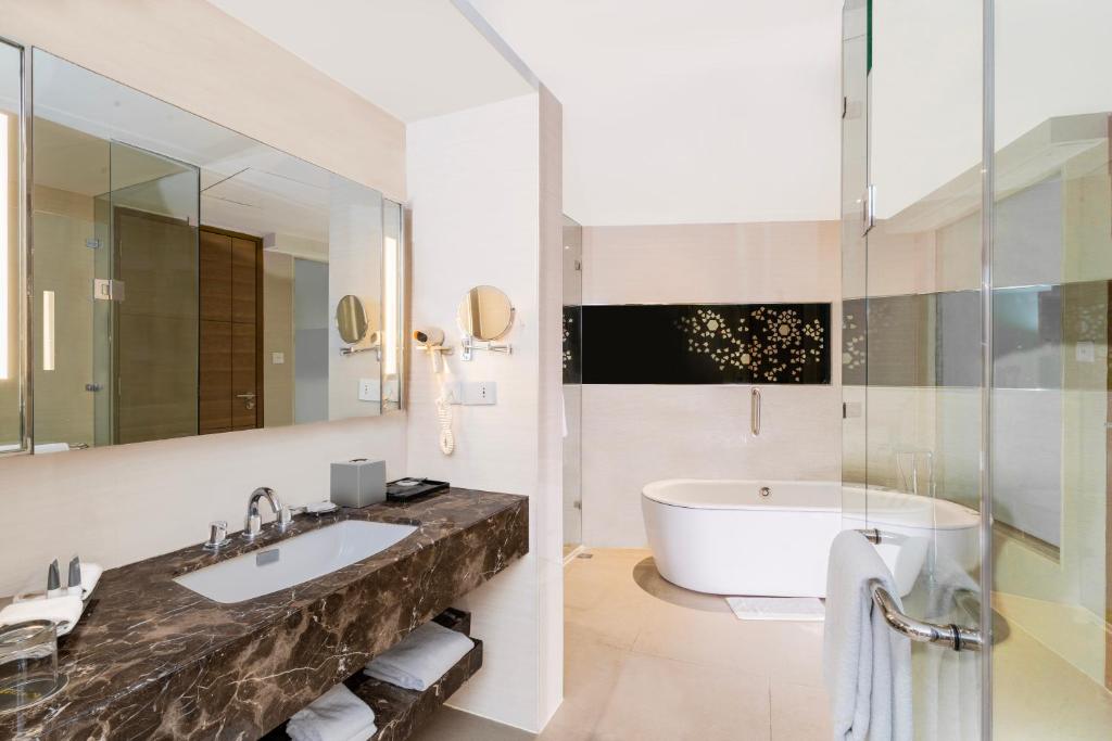 Un baño de Courtyard by Marriott Agra