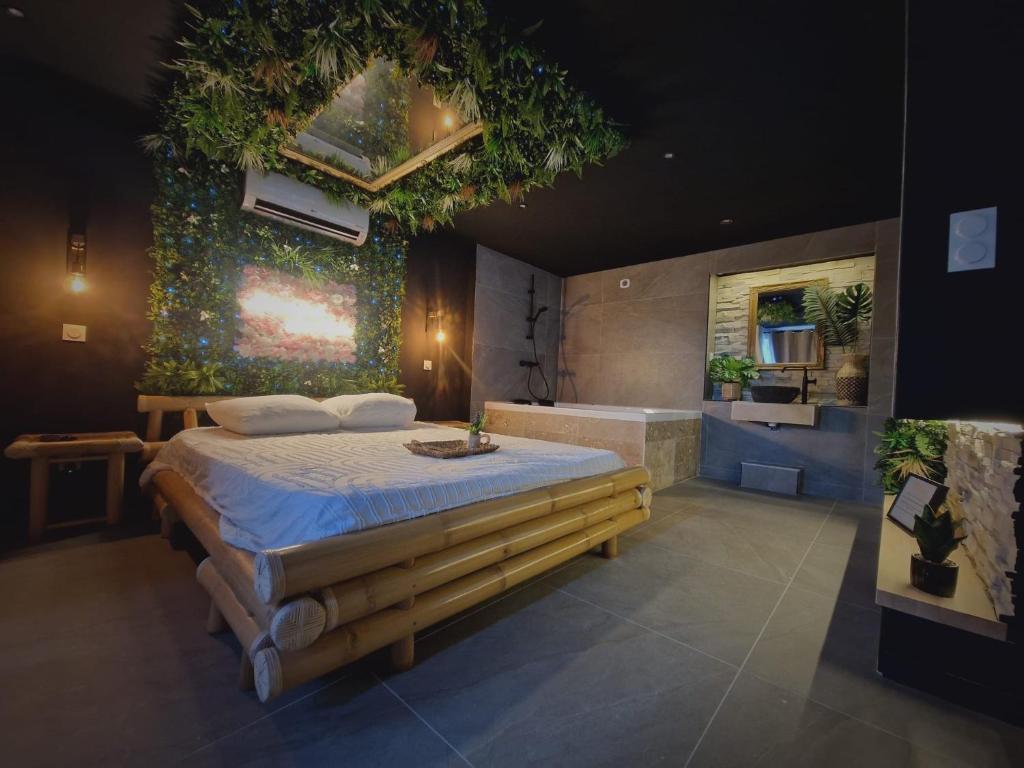 um quarto com uma cama grande e uma banheira em L'expérience LOVE ROOM em Saint-Jean-Bonnefonds