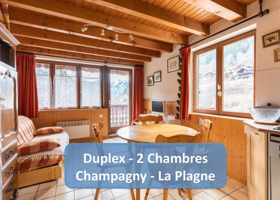 une cuisine avec une table et une salle à manger dans l'établissement Paradiski - Flat with mountain views, à Champagny-en-Vanoise
