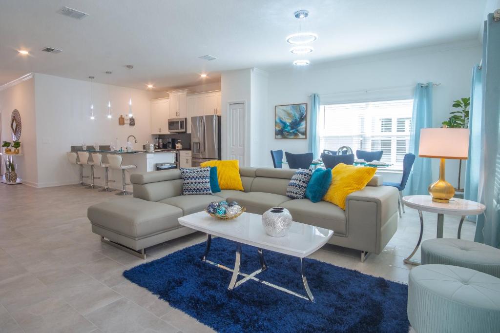 sala de estar con sofá y mesa en Beautiful 5bedroom Townhome w Water Park, en Kissimmee