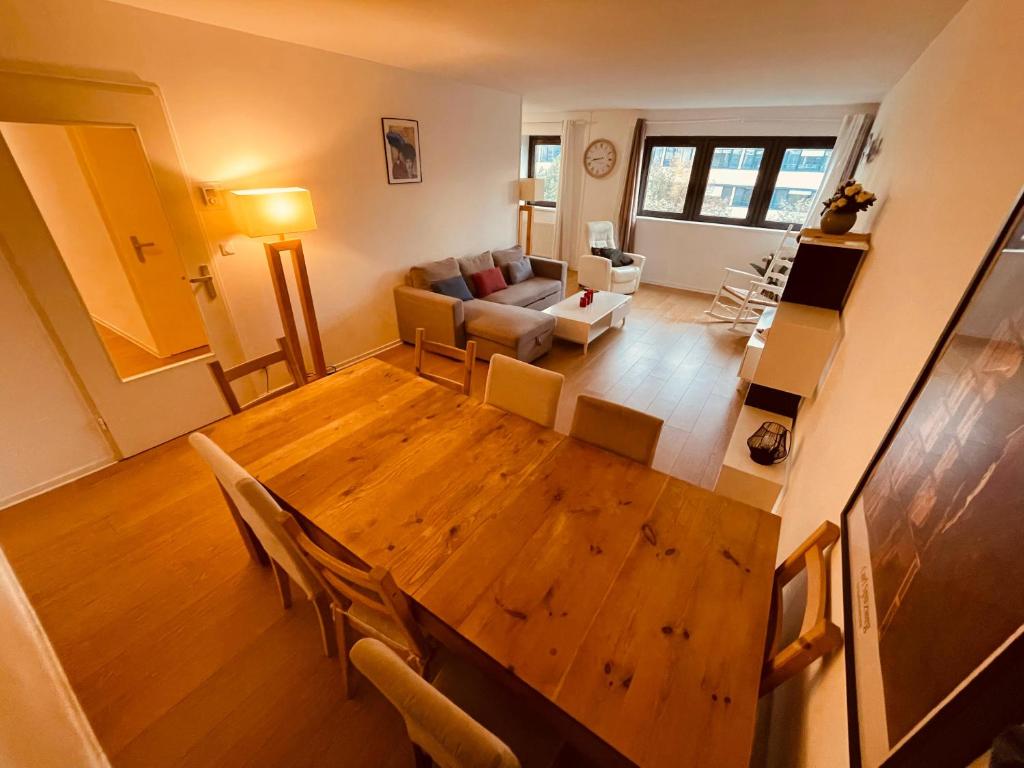 - un salon avec une table en bois dans l'établissement Un moment familial - 279, à Rouen