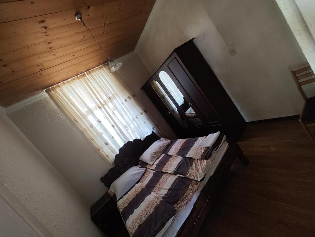 Llit o llits en una habitació de Chveni Ezo