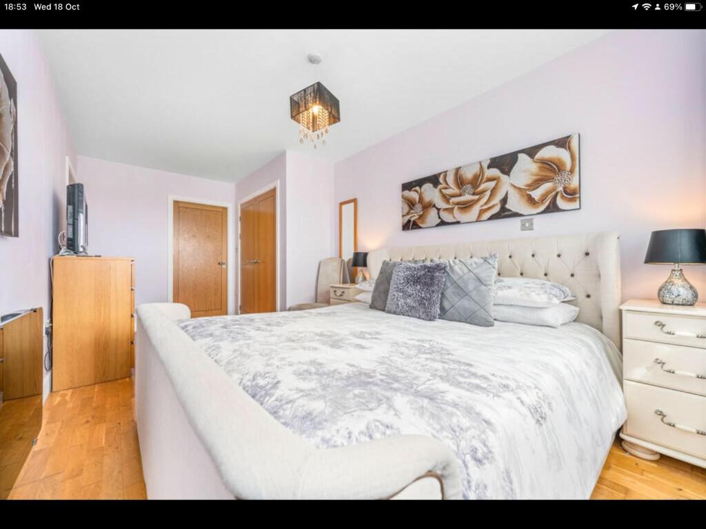 Cozy Flat 15 Mins from City Centre with Parking, Cardiff – Updated 2023  Prices