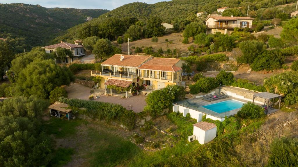 una vista aerea di una casa con piscina di Villa Kallisté piscine chauffée a Serra di Ferro