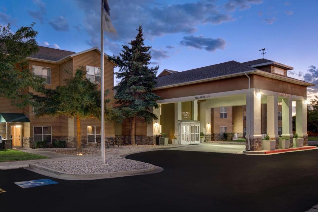 un edificio con una bandera delante de él en Homewood Suites by Hilton Salt Lake City - Midvale/Sandy, en Midvale