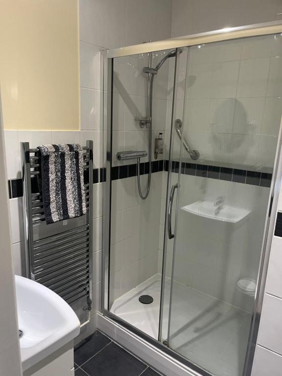 ein Bad mit einer Dusche, einem WC und einem Waschbecken in der Unterkunft The Harp Freehouse and Guesthouse in Ipswich
