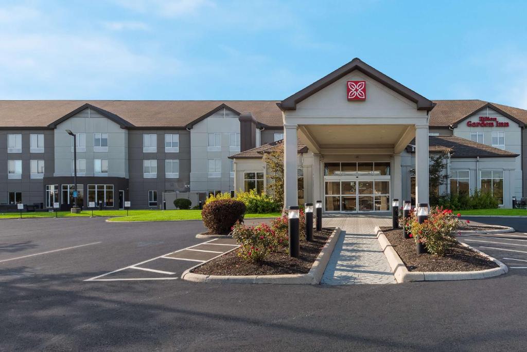 a hotel with a parking lot in front of it at Hilton Garden Inn Columbus/Grove City in Grove City