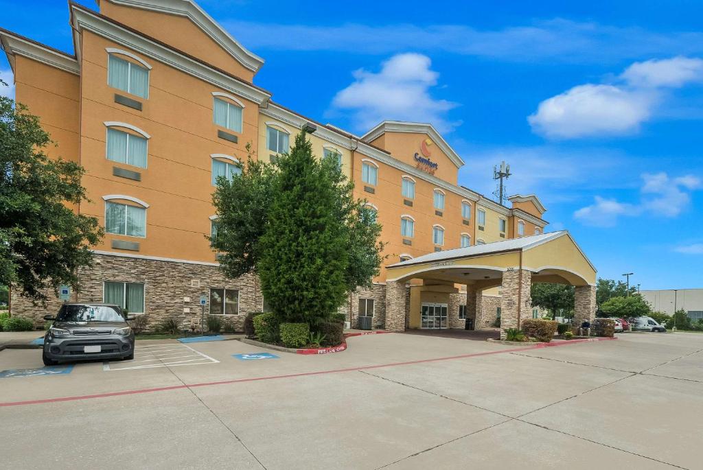 普萊諾的住宿－Comfort Suites Plano - Dallas North，前面有停车场的酒店