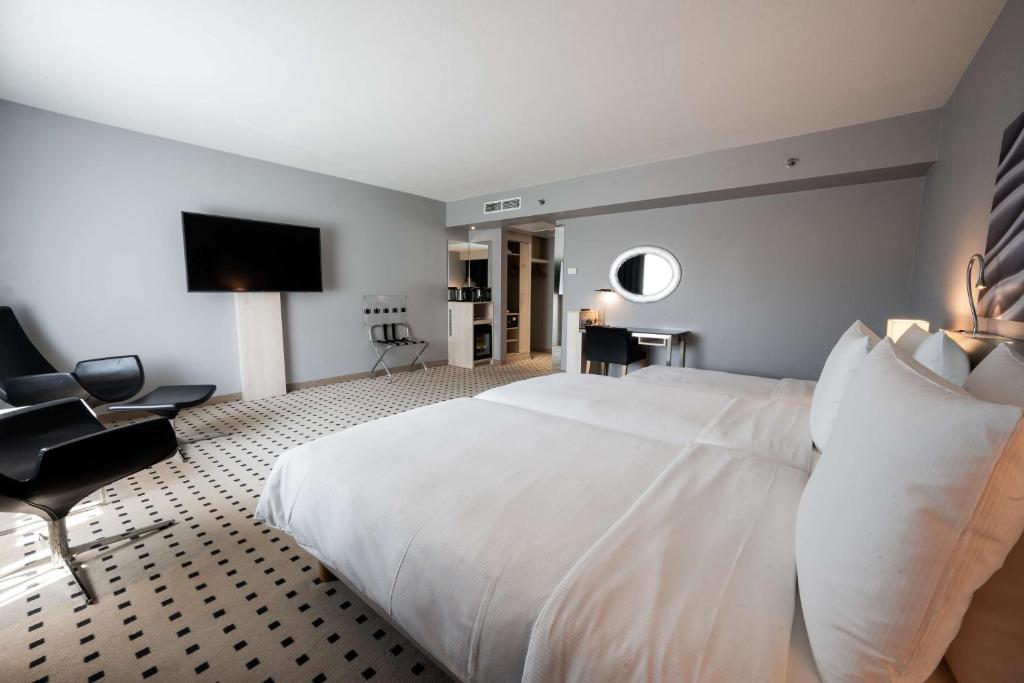 Postel nebo postele na pokoji v ubytování Radisson Blu Conference Hotel, Düsseldorf