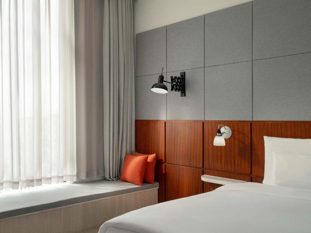 pokój hotelowy z 2 łóżkami i oknem w obiekcie Novotel Shanghai Hongqiao Exhibition w Szanghaju