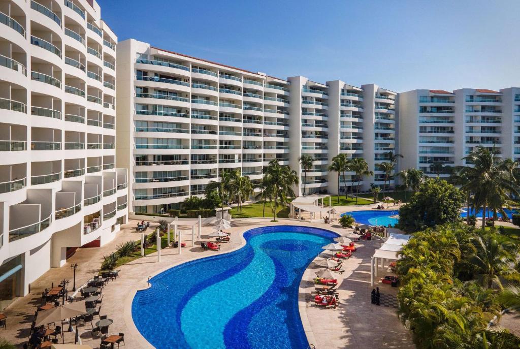 una vista aérea de un hotel con piscina en Wyndham Alltra Vallarta, All-Inclusive Resort en Nuevo Vallarta 