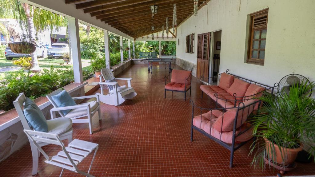 Posezení v ubytování Villa piscine bord de mer 3 chambres
