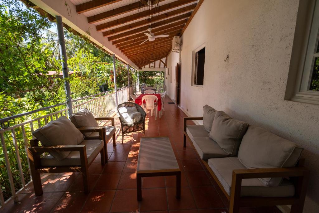 Posezení v ubytování Villa piscine bord de mer 3 chambres