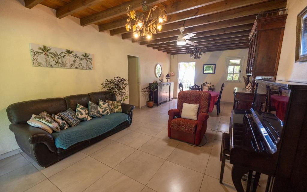 Posezení v ubytování Villa piscine bord de mer 3 chambres