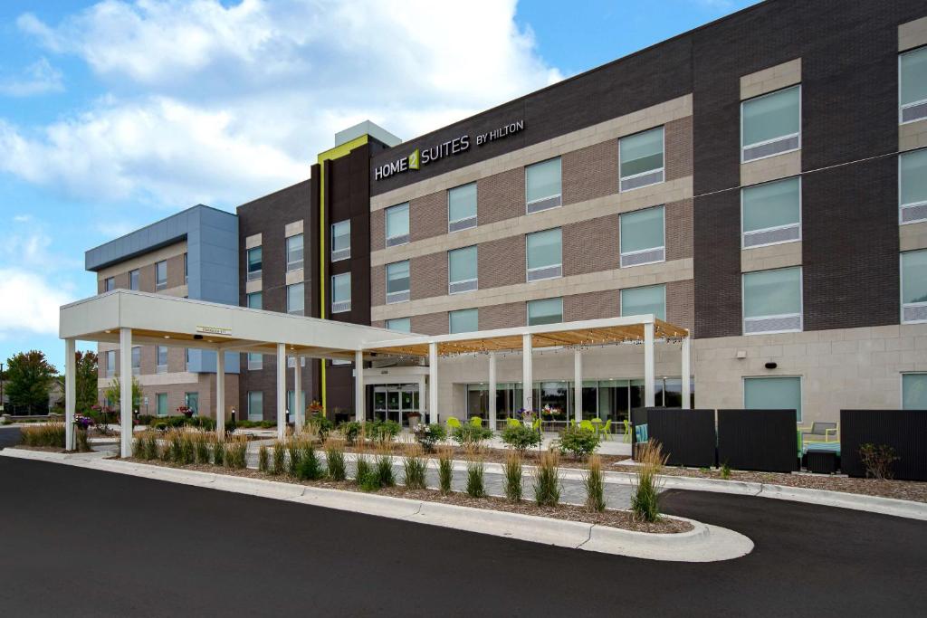 Home2 Suites By Hilton Grand Rapids Airport في Kentwood: تقديم فندق بمبنى