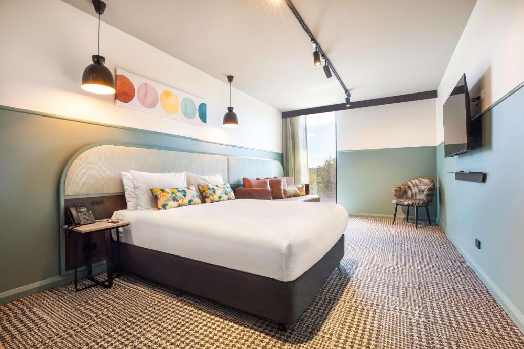 1 dormitorio con 1 cama grande en una habitación en The Brook by Nightcap Plus en Brisbane