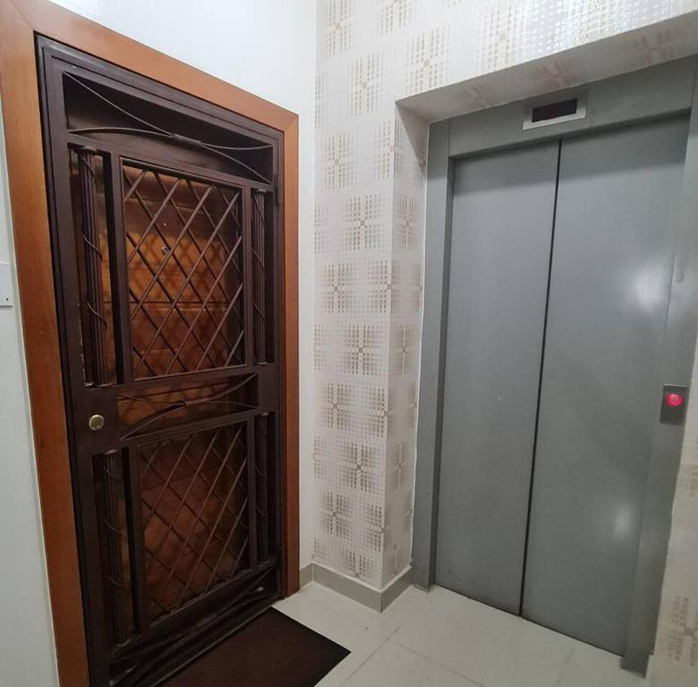 a room with a door and a closet with wine bottles at Apartamento completo en Bella vista 1 o 2 dormitorios in Santo Domingo