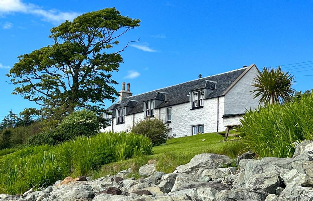 een wit huis op een heuvel bij West House in Stein