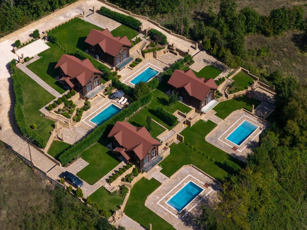 uma vista aérea de uma casa com duas piscinas em Evritos Villas & Suites with pool em Karpenision