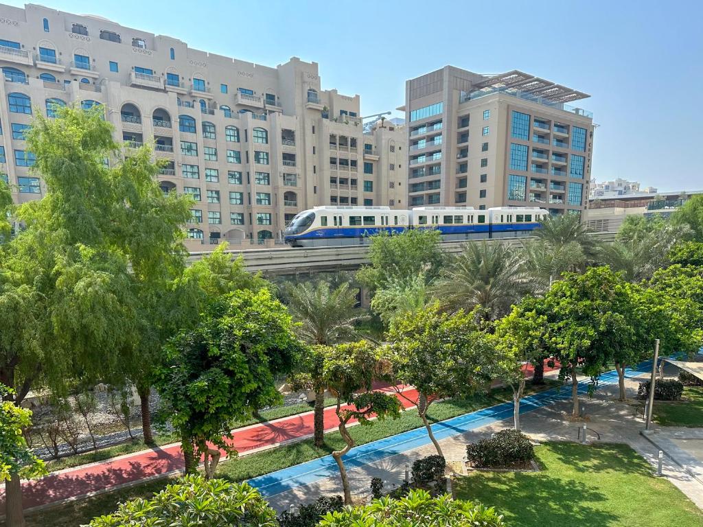 Výhled na bazén z ubytování Modern 1BR Elegance by the Palm Jumeirah Shoreline nebo okolí