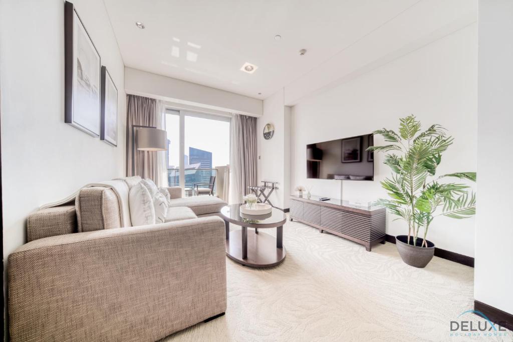 Posezení v ubytování Premium 1BR at The Address Residences Dubai Marina by Deluxe Holiday Homes