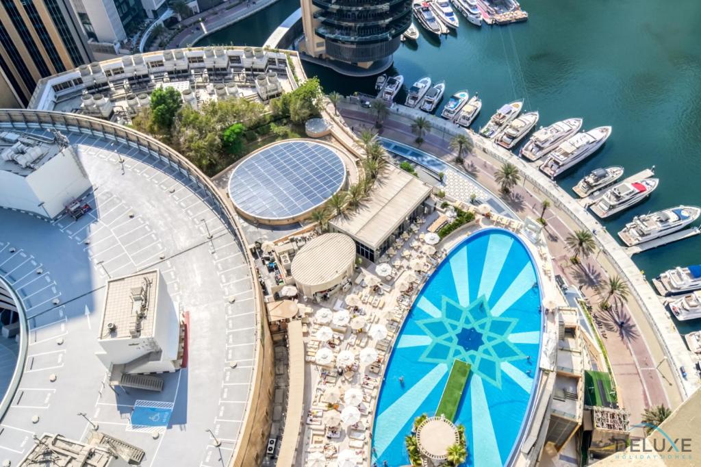 Bazén v ubytování Premium 1BR at The Address Residences Dubai Marina by Deluxe Holiday Homes nebo v jeho okolí