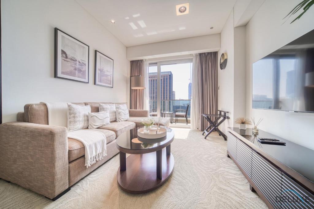 TV a/nebo společenská místnost v ubytování Premium 1BR at The Address Residences Dubai Marina by Deluxe Holiday Homes