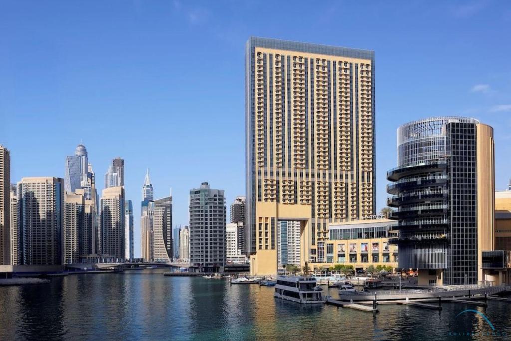 Nespecifikovaný výhled na destinaci Dubaj nebo výhled na město při pohledu z apartmánu