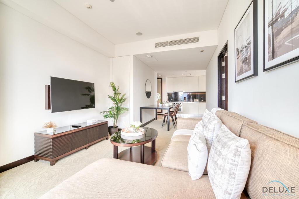 TV a/nebo společenská místnost v ubytování Premium 1BR at The Address Residences Dubai Marina by Deluxe Holiday Homes