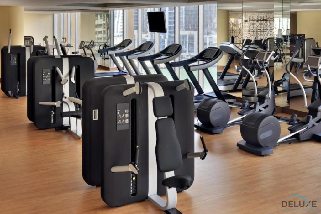 Fitness centrum a/nebo fitness zařízení v ubytování Premium 1BR at The Address Residences Dubai Marina by Deluxe Holiday Homes