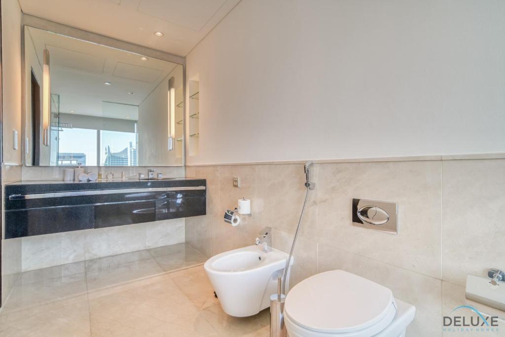 Koupelna v ubytování Premium 1BR at The Address Residences Dubai Marina by Deluxe Holiday Homes