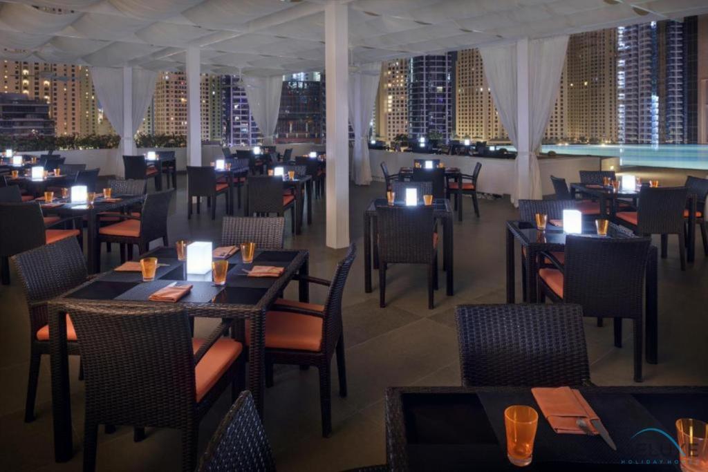 Restaurace v ubytování Premium 1BR at The Address Residences Dubai Marina by Deluxe Holiday Homes
