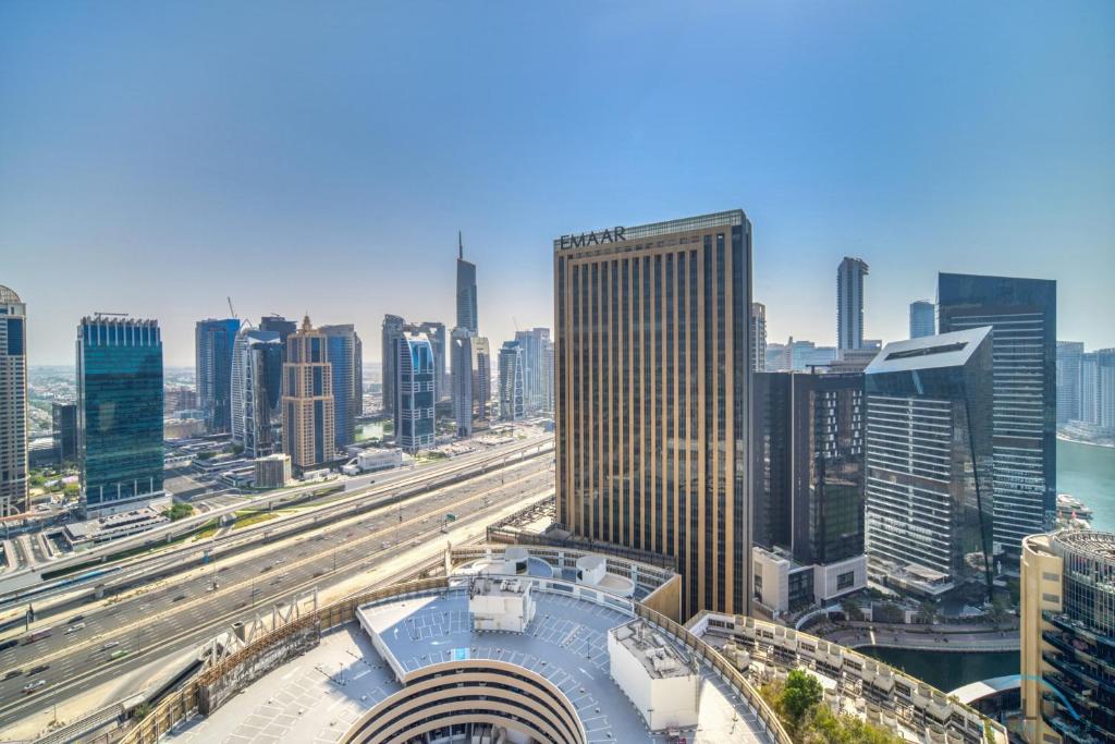 Nespecifikovaný výhled na destinaci Dubaj nebo výhled na město při pohledu z apartmánu
