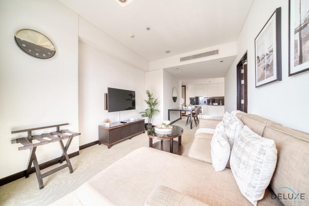 TV a/nebo společenská místnost v ubytování Premium 1BR at The Address Residences Dubai Marina by Deluxe Holiday Homes