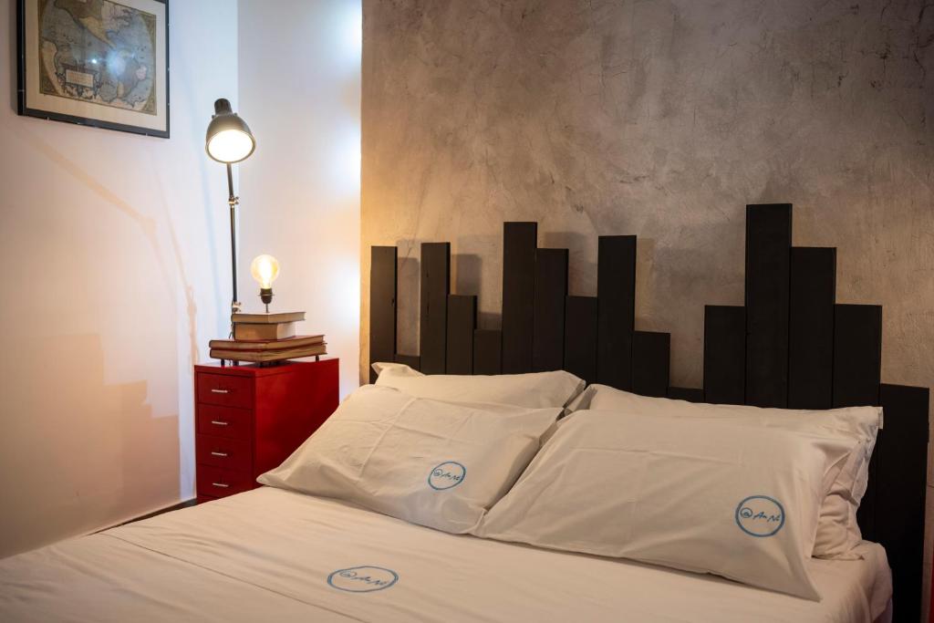 um quarto com uma cama com uma cabeceira preta em AnNí Apartment Salerno em Salerno