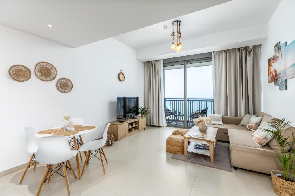 Fotografie z fotogalerie ubytování Waves Holiday Home - Jaw-Dropping Sea View From This Comfy Retreat v Dubaji