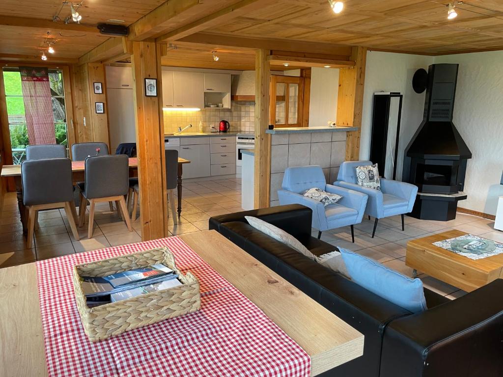 a living room with a couch and a table at Edelweiss 4 Zi Ferienwohnung in Landhaus in Frutigen