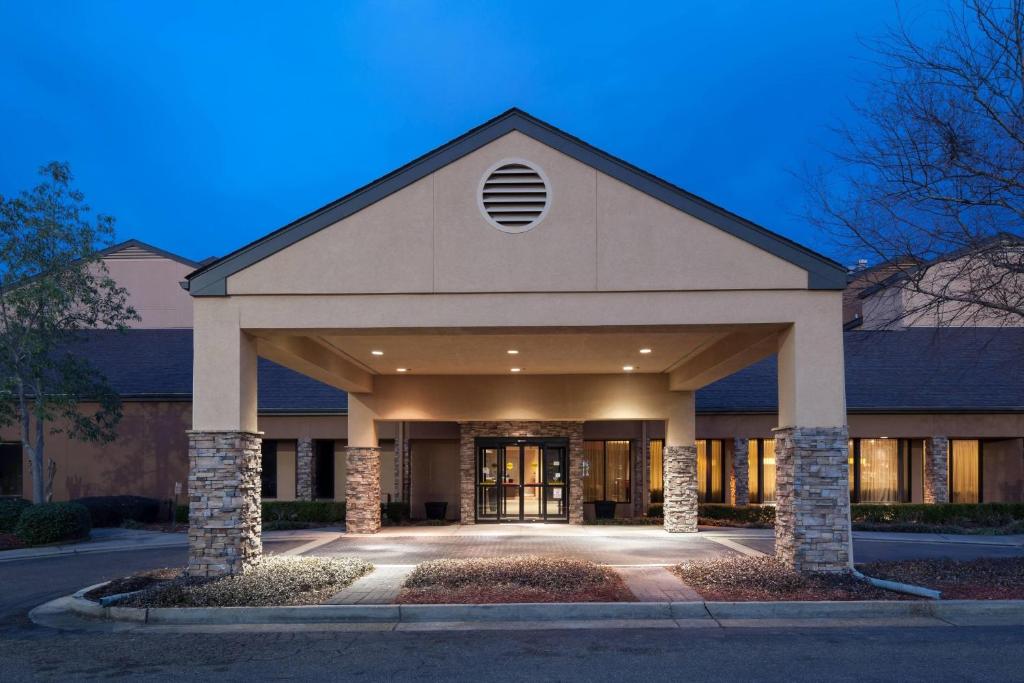 ein großes Bürogebäude mit einem großen Eingang in der Unterkunft Courtyard by Marriott Jackson Ridgeland in Jackson